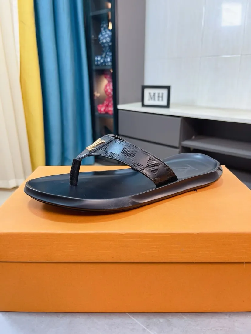 Men's shoes 💰260🌹🌹 (lv-Louis Vuitton) new men's sandals, high-end boutique, exquisite embossed logo decoration on the upper, fine workmanship, super soft soles, casual, loose and comfortable, a must-have in summer! \nsize：38-44